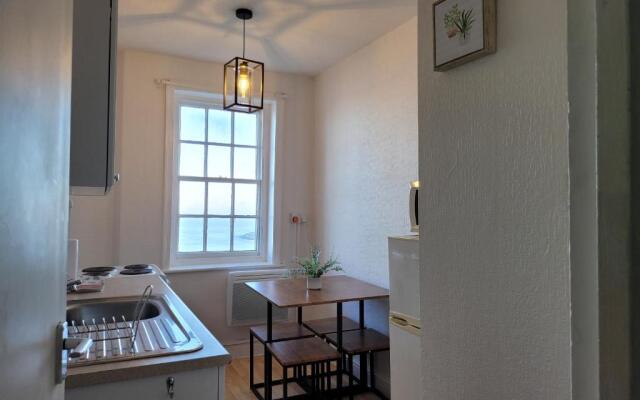 Sea View flat 4 fast WIFI & FREE parking