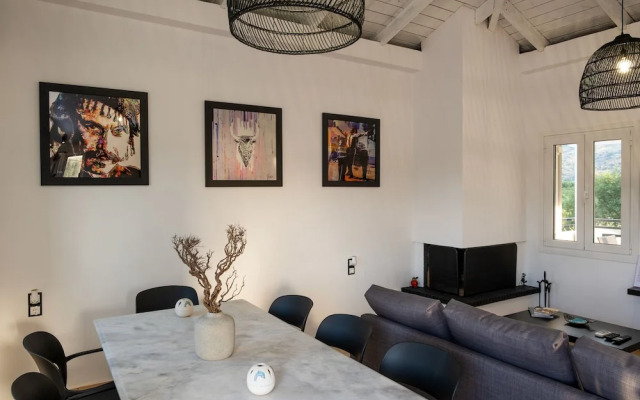 Kournas-sleeps8-parking-garden-pool-petfriendly