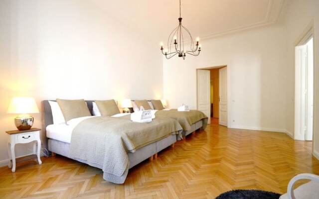 Vienna Residence Colossal Apartment With Balcony and Space for 8 Guests