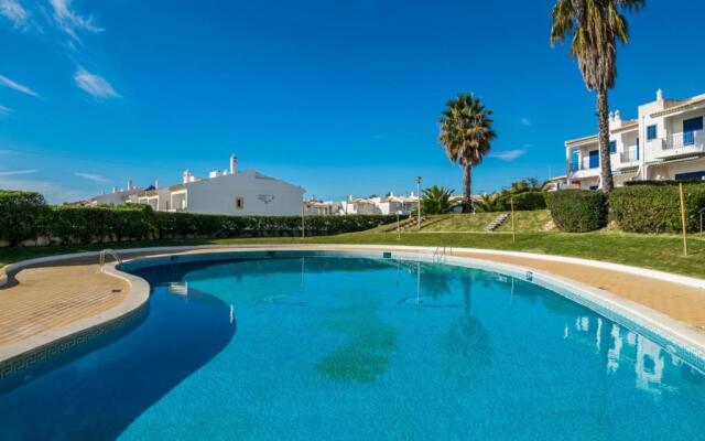 3 bedroom apartment in Oura Albufeira with amazing pool at walking distance to beach, strip and old town, WIFI and AC, private condo