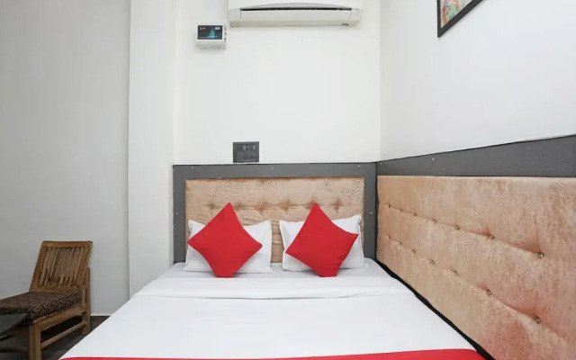 OYO Flagship 14468 Hotel Divine Ganges