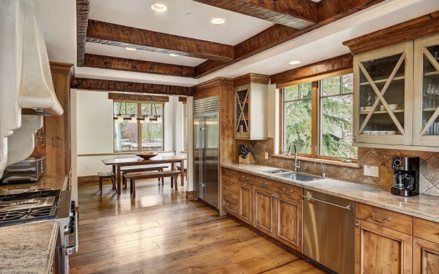 5BR Alpine Luxury Home with Private Hot Tub by RedAwning - Save 20% on 7+ Nights!