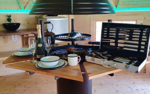 Owl Lodge With Hot Tub and Massage Treatments