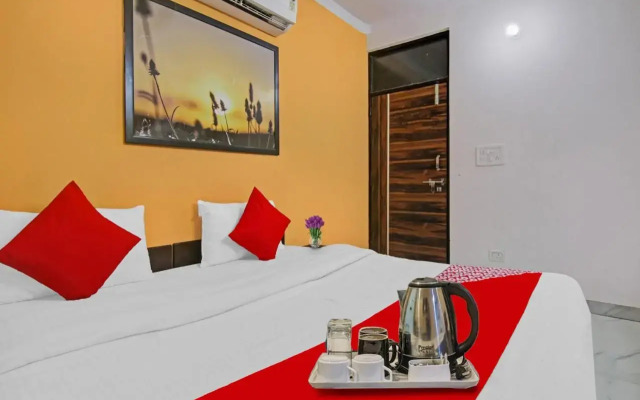 OYO Flagship 70237 Cozy Stay Deluxe