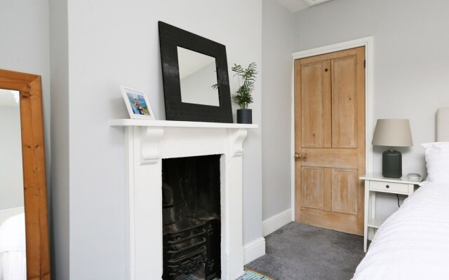 Elegant 2BD House in Colourful Cliftonwood