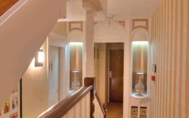 Avron House