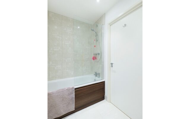 Cozy, Modern 1BR Brixton Flat For 5