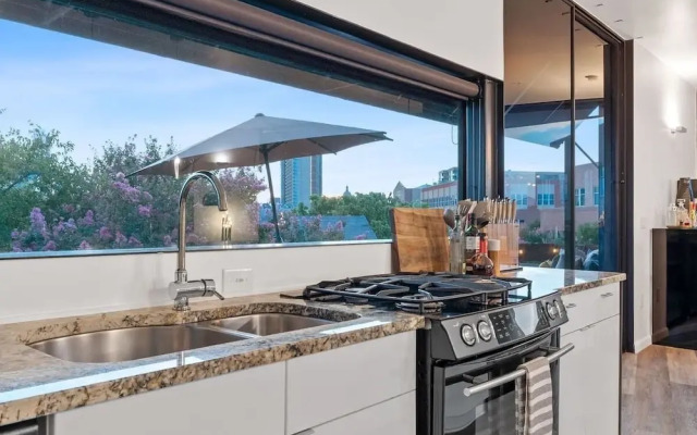 2BR Designer Condo East Downtown Austin