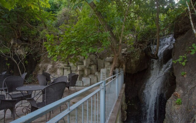 Casa Ave del Risco (Villa con río y cascada al interior)