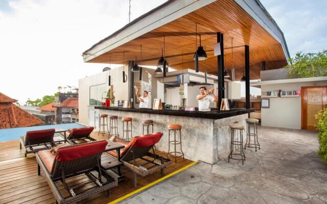 Отель Sevn Legian