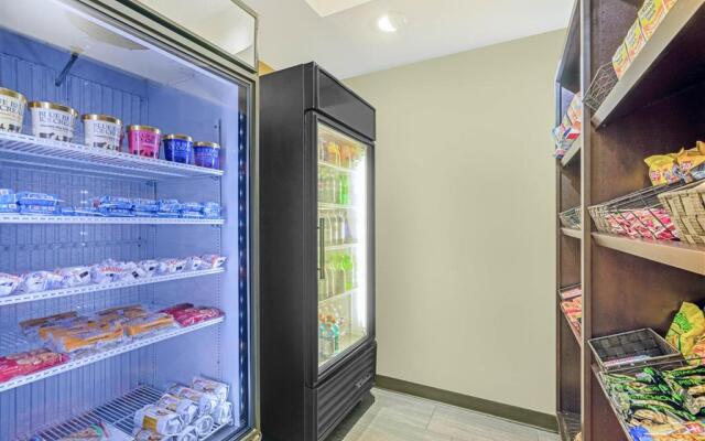 La Quinta Inn & Suites by Wyndham Midwest City - Tinker AFB