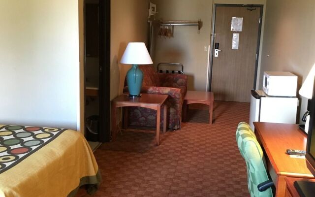 Super 8 By Wyndham Howe