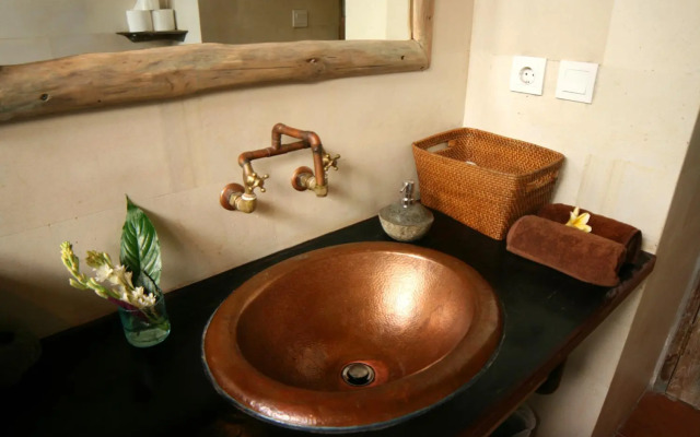 Artist Eco Villa With Wood And Clay