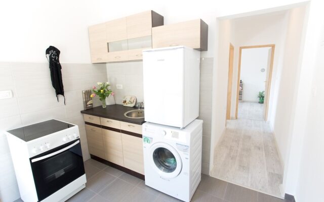 Sea View Apartments Pink & Floyd