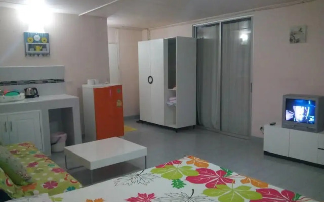 "room in Studio - T8 Guest House Don Mueang Challenger Triple Room"