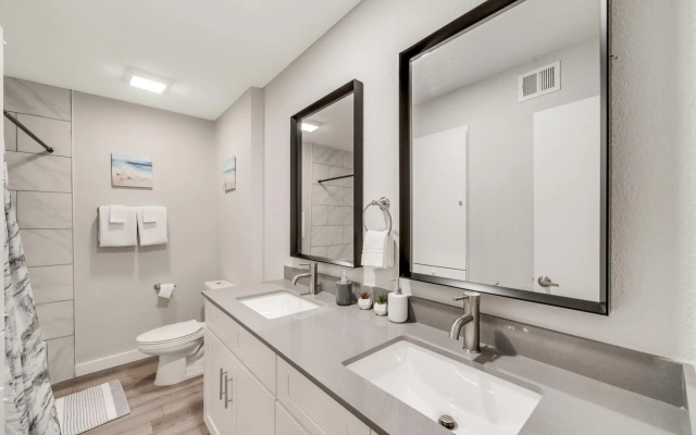 Stylish 2BR Near UT Hyde Park Evonify