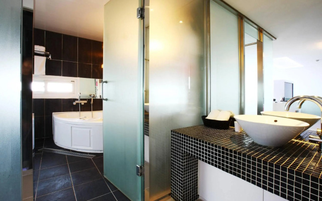 Q Hotel