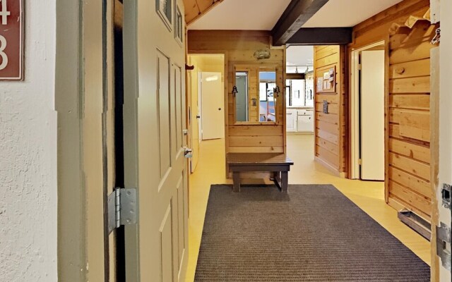 Two Bedroom Units at 1849 Condos with 3 Hot Tubs & Slopeside