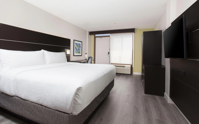 Holiday Inn Express & Suites Mississauga-Toronto Southwest, an IHG Hotel