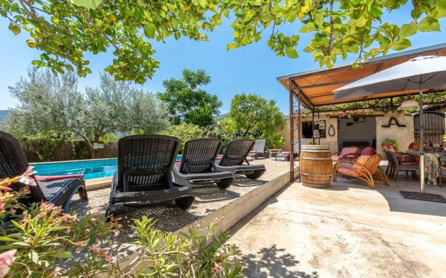 Traditional Charm With Private Pool