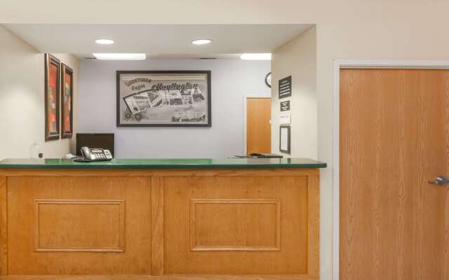 Super 8 by Wyndham Huntington