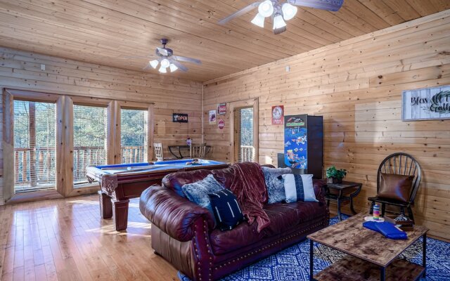 Bear Vista Retreat w HotTub Pool View