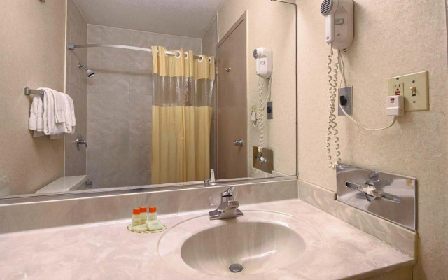 Columbus Grand Hotel & Banquet Center