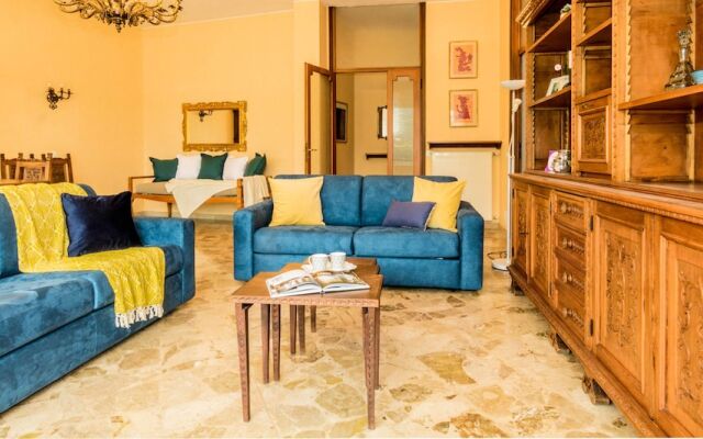 JOIVY Garden Oasis: 1BR Apt w/ Balcony & Parking