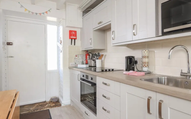 4 Thornlea Mews