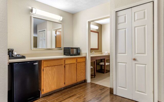 Comfort Inn & Suites Cincinnati Eastgate