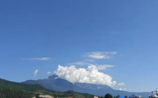Xi’an · Serene | Natural Golden Sunrise Mountain Resort — 2-star hotel in Lijiang