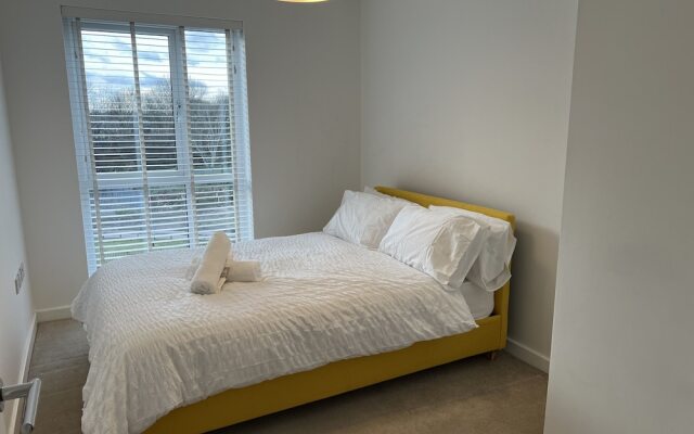 Mordern Retro 2 Bedroom Apartment