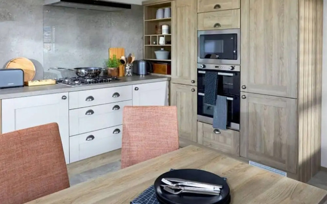 Captivating Bluebell Lodge 2-bed Cotswolds Caravan