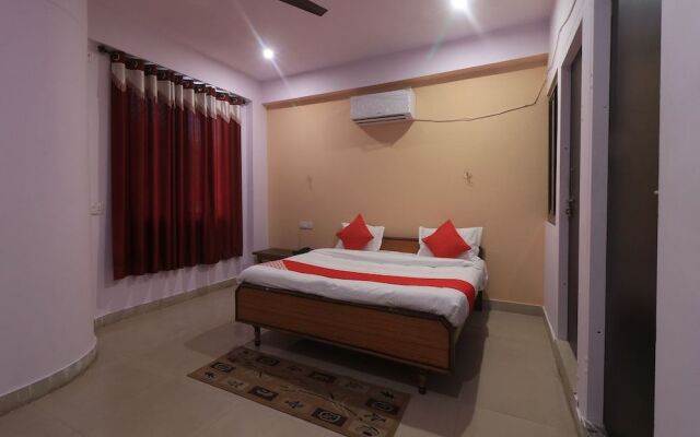 OYO 28636 Roopam Places