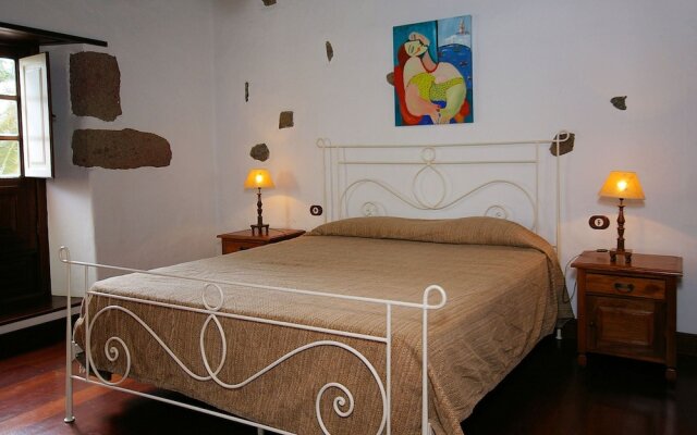 Comfortable Villa in Haría With Swimming Pool