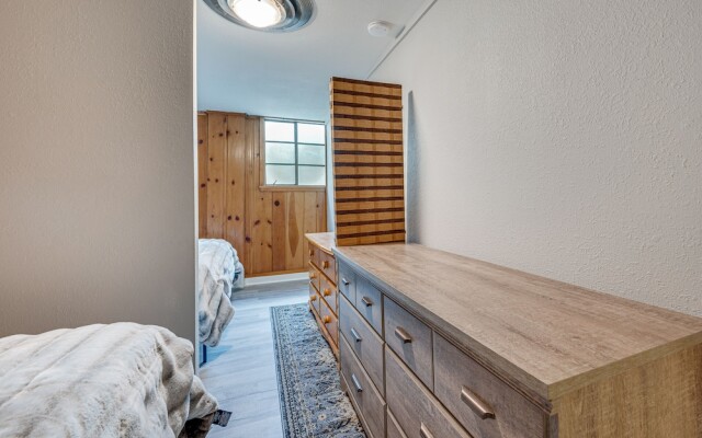 Cozy Nampa Escape w/ Fireplace + Smart TV!