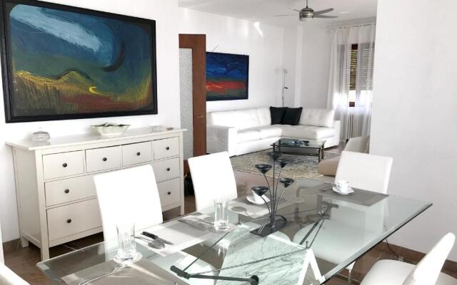 4 bedrooms villa at Ranco 100 m away from the beach with lake view private pool and enclosed garden