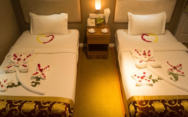 Sunny Holiday Hotel