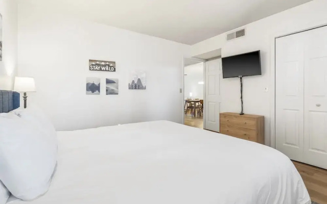 Royal Ridge Modern Condo for 4