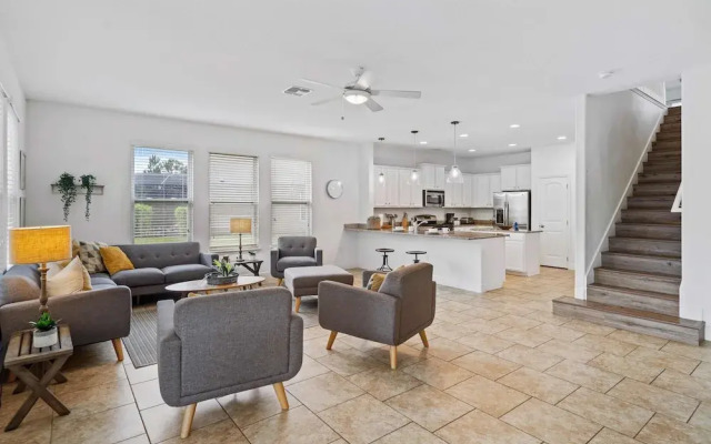 4131 Oaktree Drive