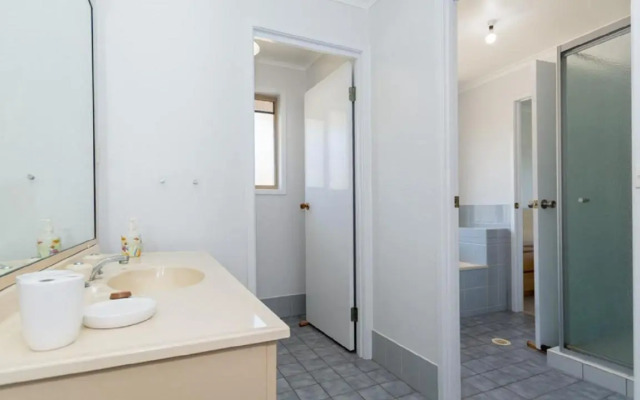 Lowset home on the canal - Dolphin Dr, Bongaree