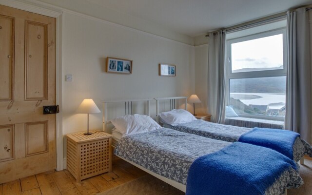 Modern Apartment Near the Estuary of the Mawddach River