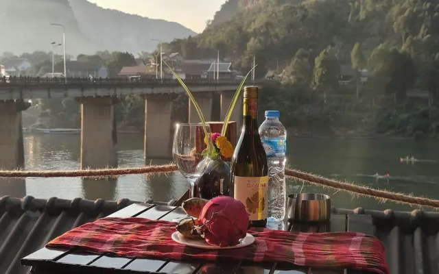 Pont Inn Nong Khiaw