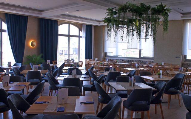 Almуros Beach Resort and Spa