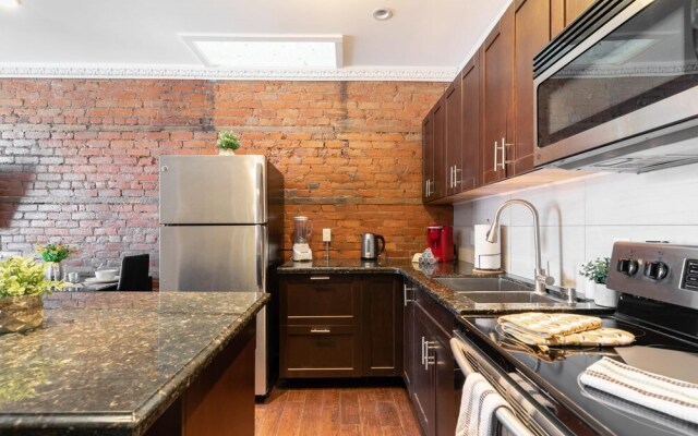 2BR Apt w King Bed Netflix - Near Downtown