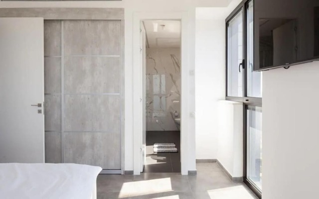 Luxury Penthouse on High Floor with Hot Tub