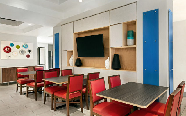 Holiday Inn Exp Stes Shawnee