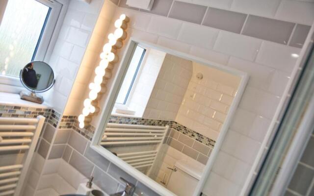 Fantastic 1BD Hideaway, 2 Minutes to the Sea