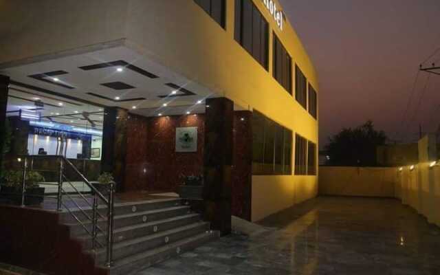 Pool & Park Hotel