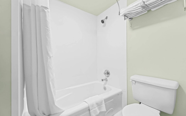 Super 8 by Wyndham Saskatoon Near Saskatoon Airport